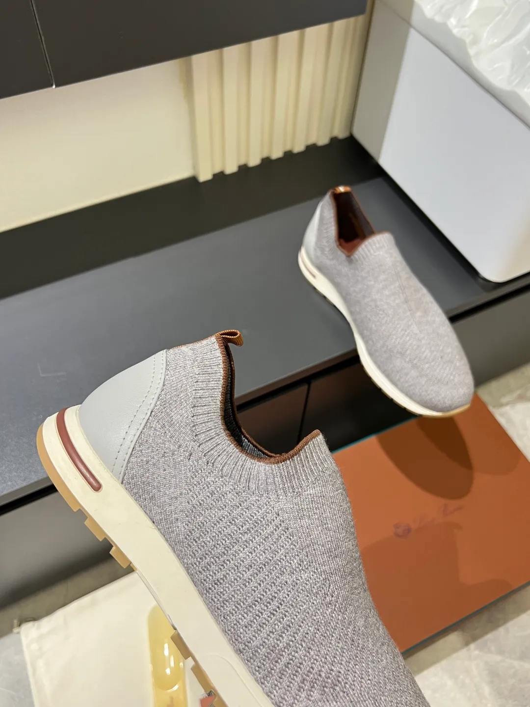 Men's Men's Shoes 💰p380 Loro Men's Shoes 💰piana/Noyo Piana 360 L Men's Shoes 💰p Flexy Walk Men's Sports Shoes These sports shoes are made of knitted wool uppers, and the heel is wrapped in smooth calf leather. Merino sheep are selected from Australia and New Zealand. The upper is machine-woven like a sweater, and then equipped with a white rubber outsole and a Kummel-colored sole. It is both beautiful and non-slip. The fabric is 100% cashmere and the insole is calf leather. It is super comfortable on the feet! Comes with full original packaging! Multiple colors available! Size: 38-44 (45 customized)